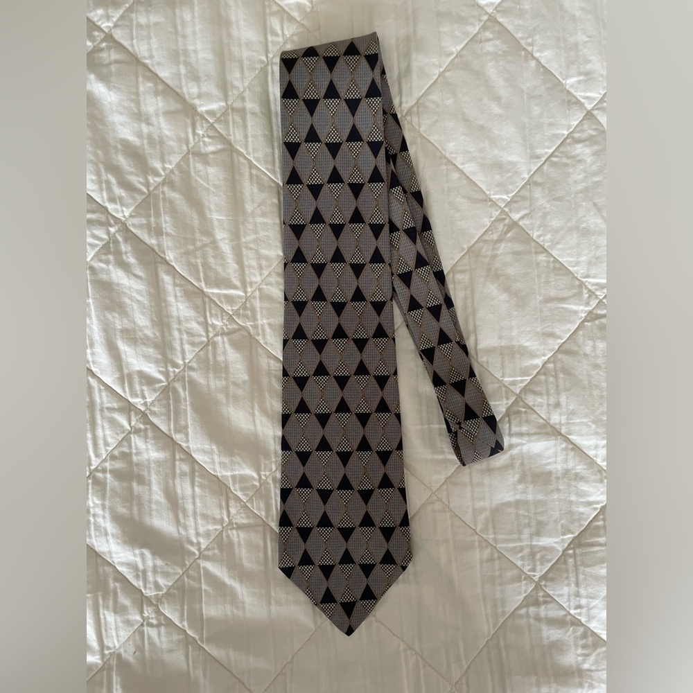 Vintage Geoffrey Beene Geometric Patterned Tie in Black and Gray
